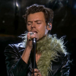 Harry Styles films new music video on giant bed