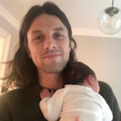 James Bay and his daughter (c) Instagram