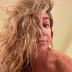 Jennifer Aniston shows off her natural curls (c) instagram.com/jenniferaniston