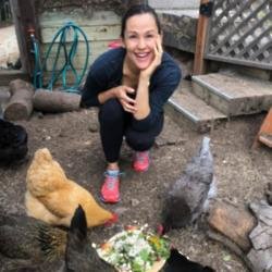 Jennifer Garner with her chickens (c) Instagram