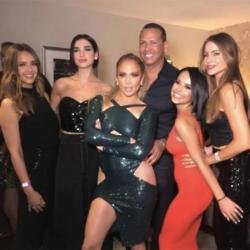 Jennifer Lopez and friends backstage (c) Instagram