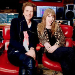 John Taylor and Victoria De Angelis rock out on 'Psycho Killer'