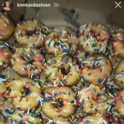 Kim Kardashian West orders box of doughnuts (c) Instagram