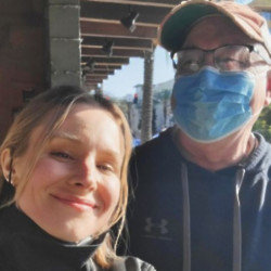 Kristen Bell and her dad (c) Instagram