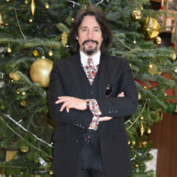 Laurence Llewelyn-Bowen appears on Changing Rooms