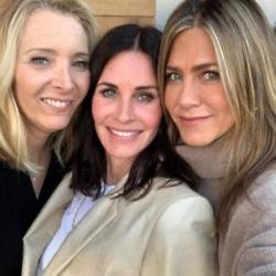 Lisa Kudrow, Courteney Cox and Jennifer Aniston (c) instagram.com/courteneycoxofficial