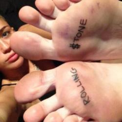 Miley Cyrus shows off tattoo