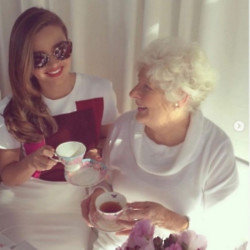 Miranda Kerr and her grandmother (c) Instagram