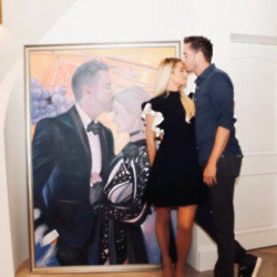 Paris Hilton and Carter Reum with the life-size portrait (c) Instagram