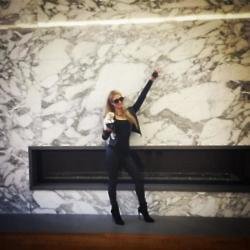 Paris Hilton shows off her new apartment (c) Instagram