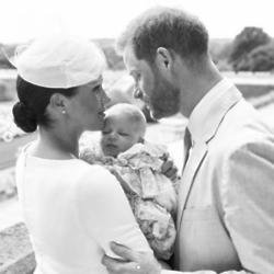 Prince Harry, Duchess Meghan and their son Archie (c) Instagram