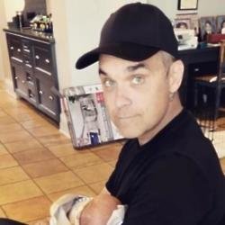Robbie Williams cradles newborn son Beau (c) Instagram 
