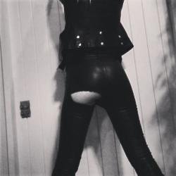 Rumer Willis in her ripped pants (c) Instagram
