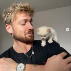 Sam Thompson gets a kitten (c) Instagram/ Sam Thompson