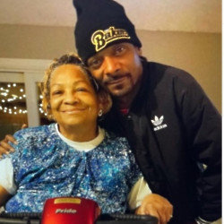 Snoop Dogg and his mom (c) Instagram