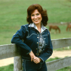 Stars have paid tribute to the late Loretta Lynn