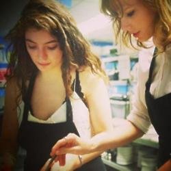 Taylor Swift and Lorde enjoying a cookery lesson
