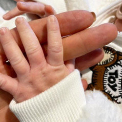 Yolanda Hadid holds granddaughter's hand (c) Instagram