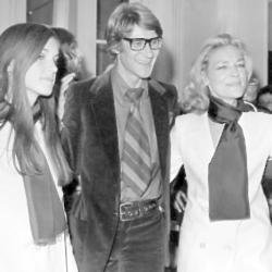 Yves Saint Laurent with Lauren Bacall and Tochter Lesley in Paris 1968