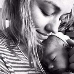 Yvonne Strahovski and baby (c) Instagram 
