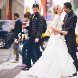 Zach Braff 'photobombing' newlyweds