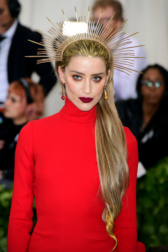 Amber Heard shares news of her mother’s death