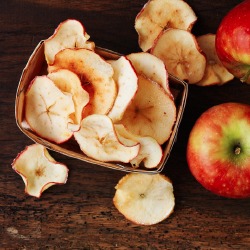 Healthy Snacks: Homemade Apple Crisps