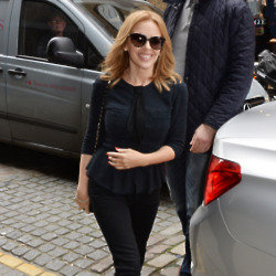 Kylie Minogue looked stylish in her simple outfit