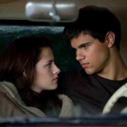 Bella's friendship with Jacob grows when Edward leaves town 