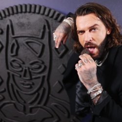 Pete Wicks jokes he would've stolen this OREO off the wall if it wasn't so big