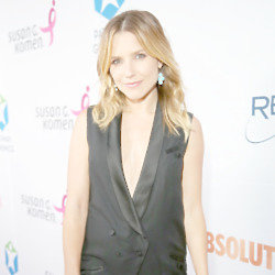 Sophia Bush wore a body chain on the red carpet